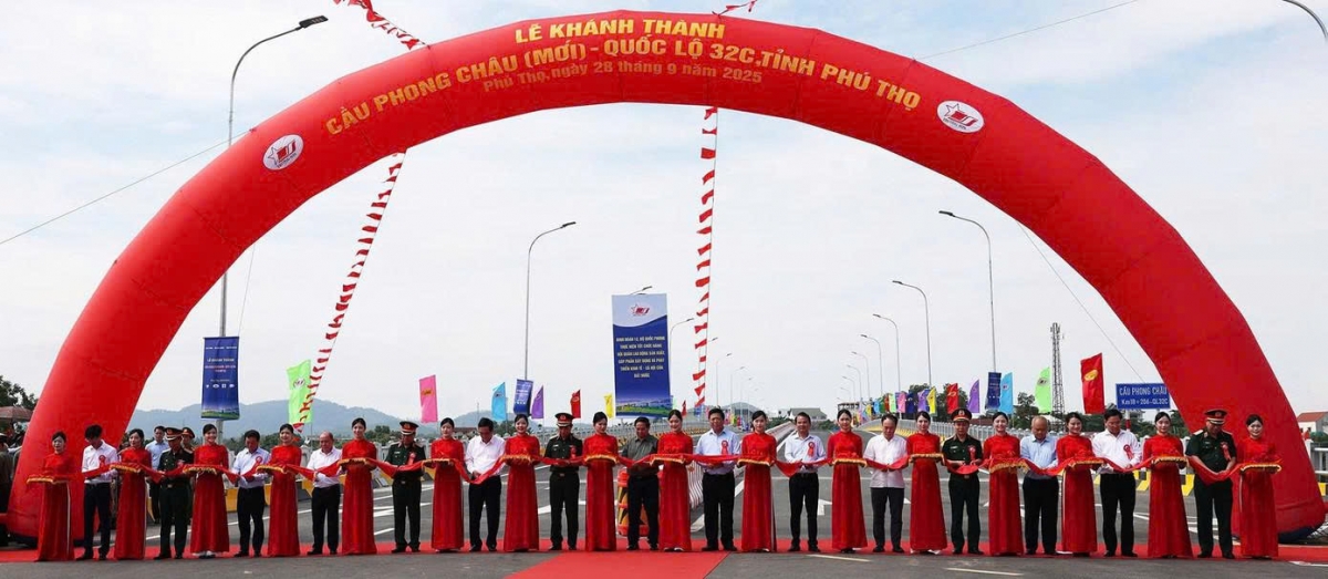 Phong Chau Bridge inaugurated after nine months of emergency construction